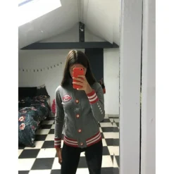 Gilet/sweat gris et rouge
