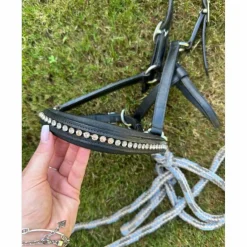 licol en cuir noir à strass