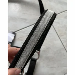 Licol noir à paillettes argentées
