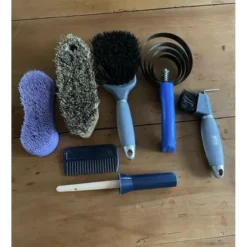 Lot de 7 accessoires de pansage