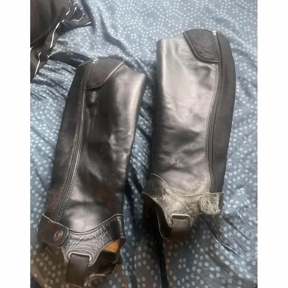 Mini-chaps en cuir noir