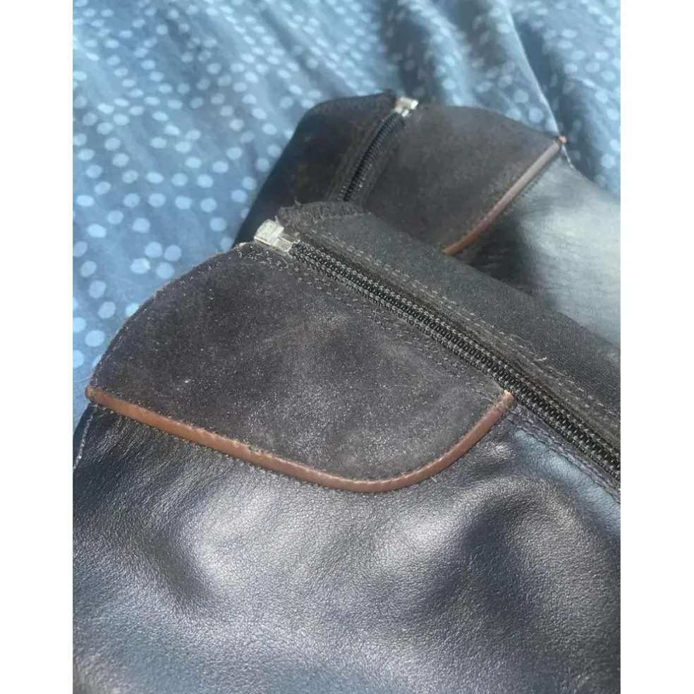 Mini-chaps en cuir noir