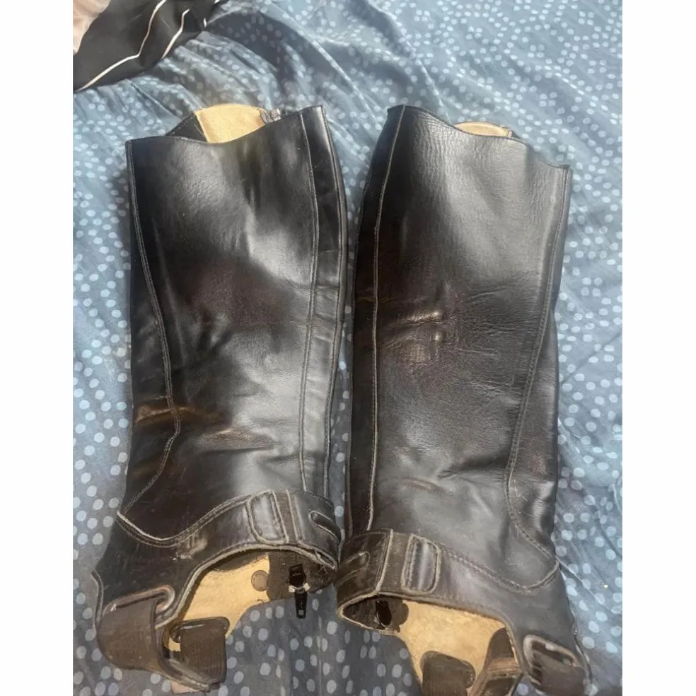 Mini-chaps en cuir noir