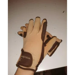 Paire de gants de chez go-sport.