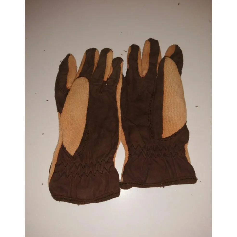 Paire de gants de chez go-sport.