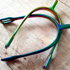 Éperons rainbow avec lanières assorties neufs
