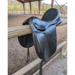 Selle de dressage 17.5