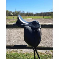 Selle de dressage 17,5 pouces Ikonic