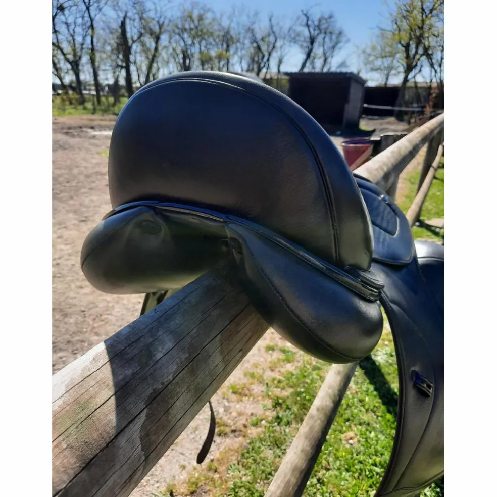 Selle de dressage 17,5 pouces Ikonic