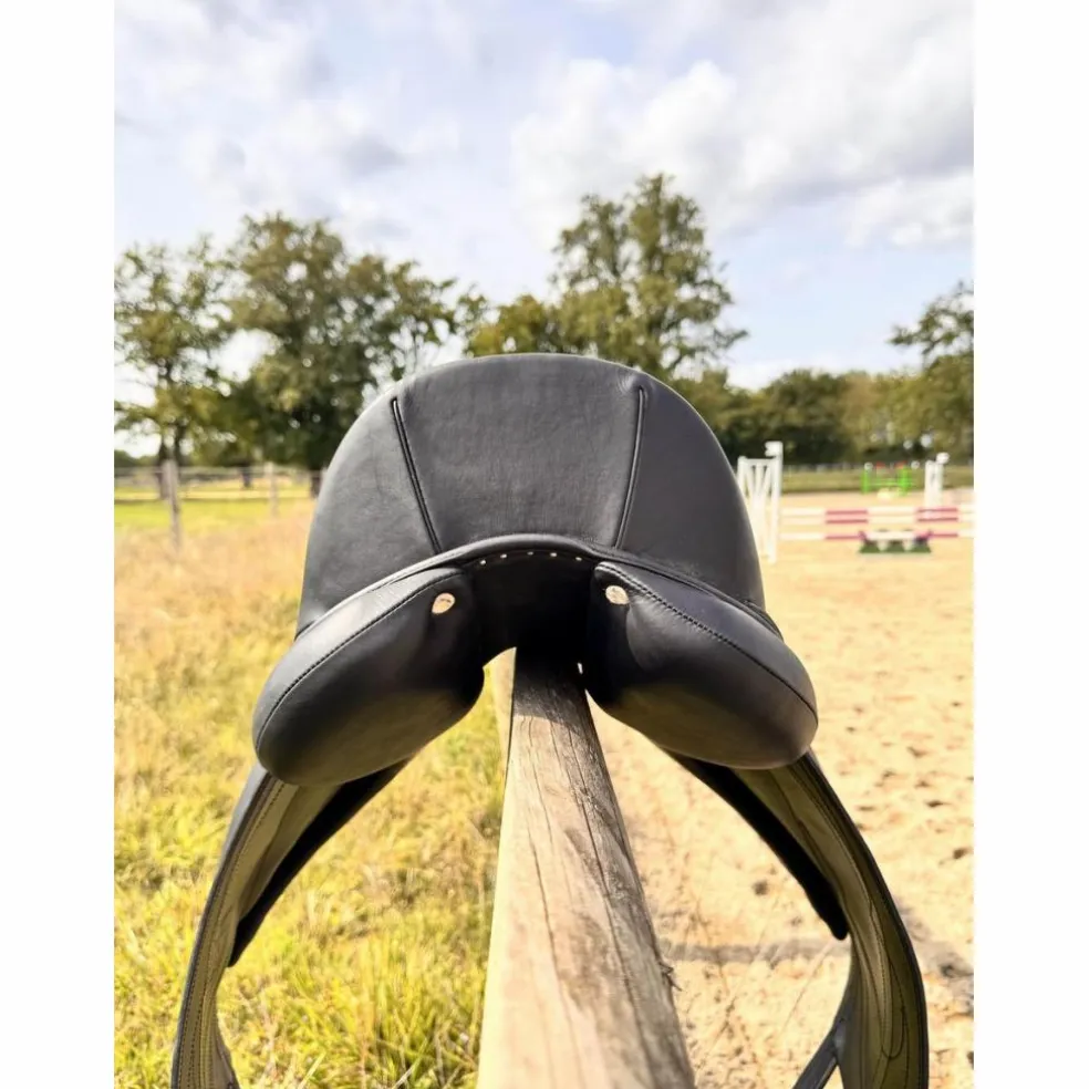 Selle de dressage Antarès Cadence – 1700 (valeur en création sur mesure)