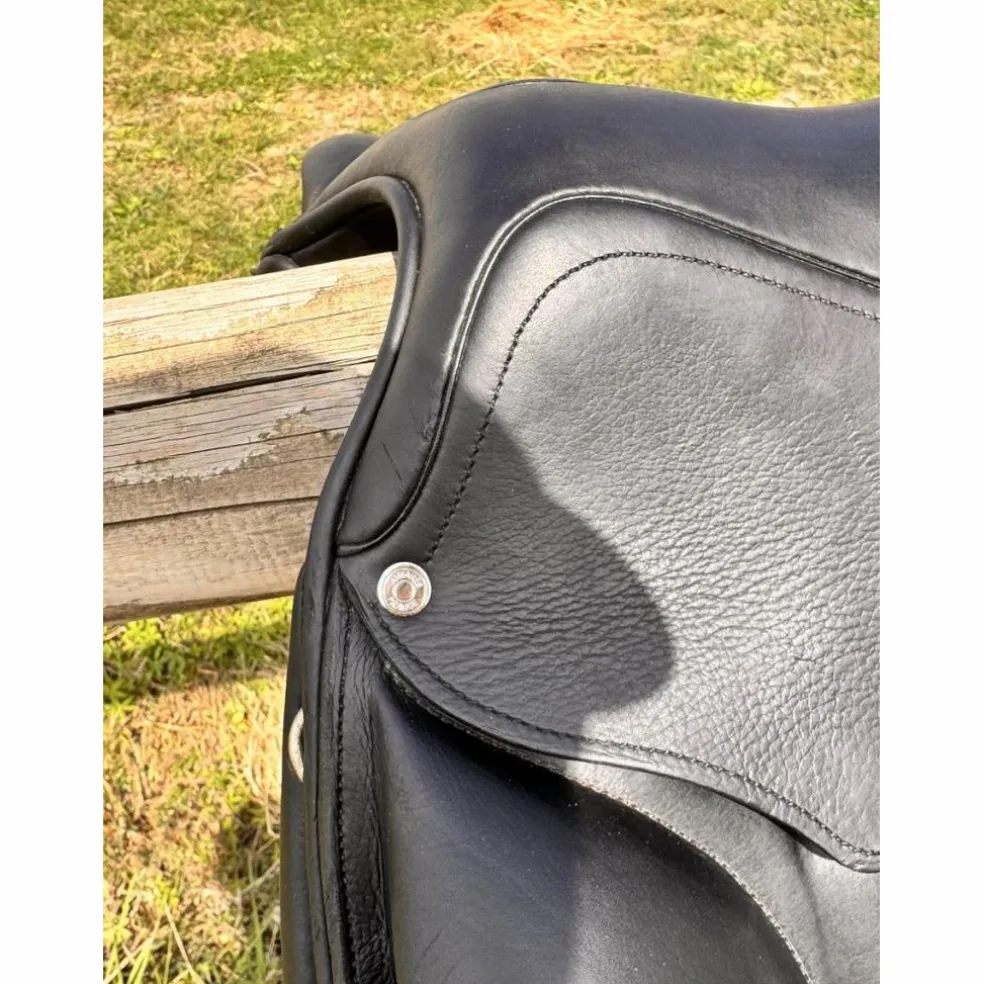 Selle de dressage Antarès Cadence – 1700 (valeur en création sur mesure)