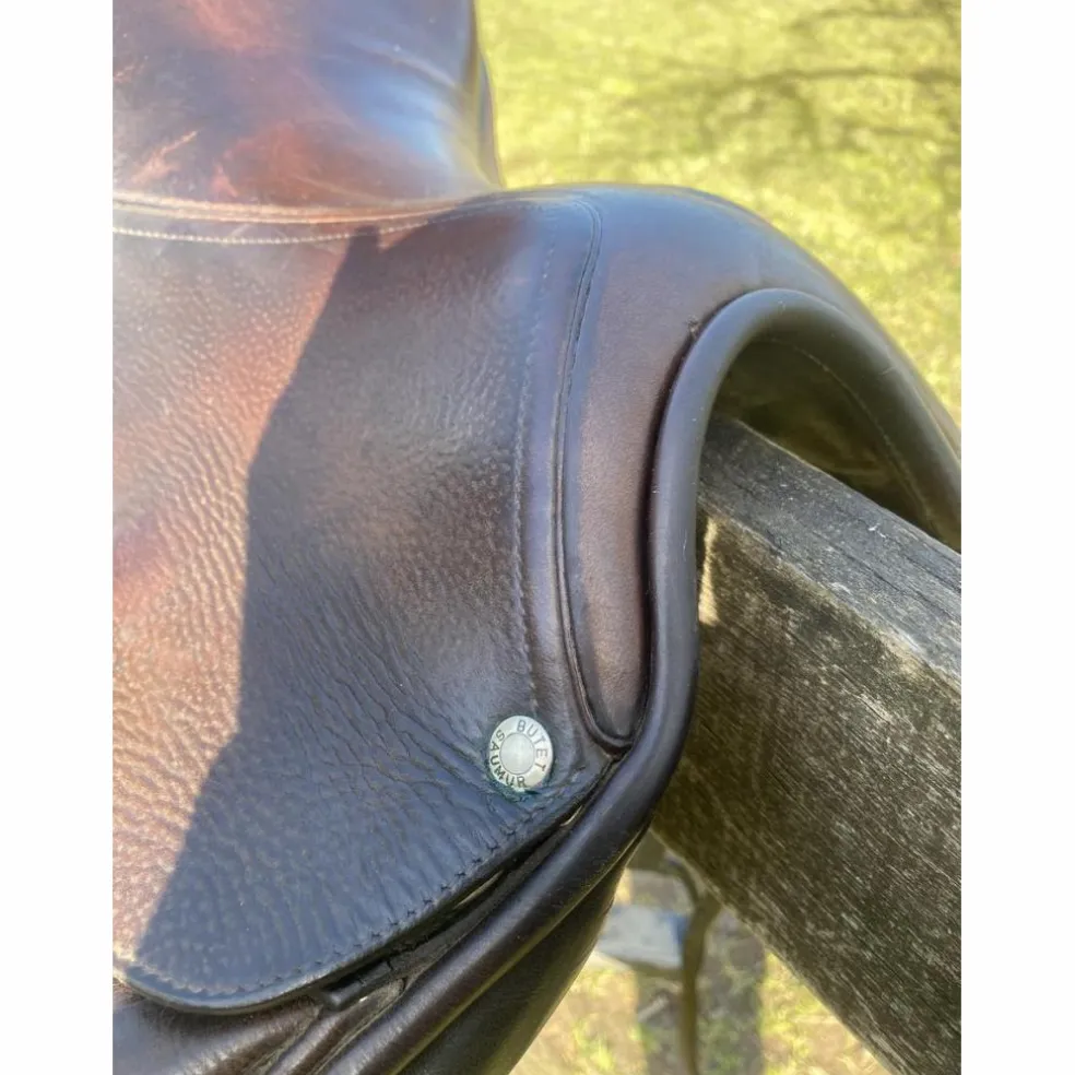 Selle de dressage butet