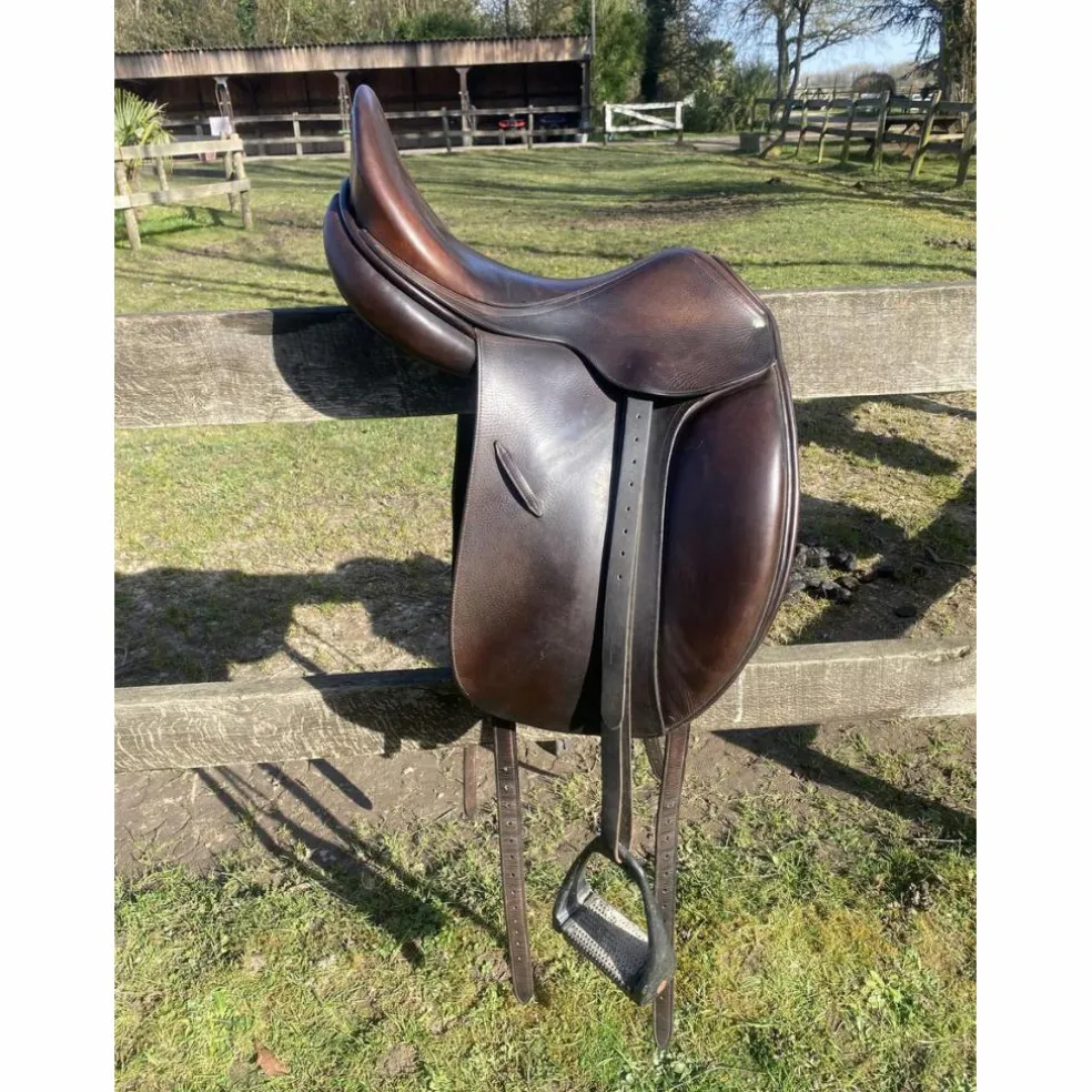 Selle de dressage butet
