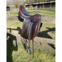 Selle de dressage butet