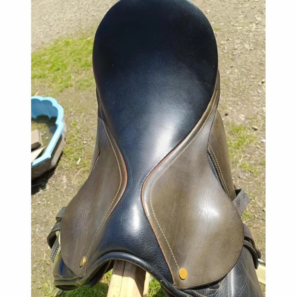 Selle de dressage cuir 2 couleurs