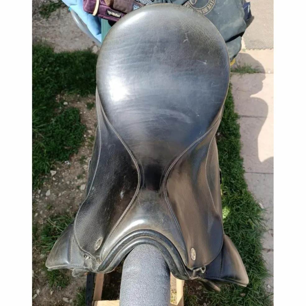 Selle de dressage cuir noir 17,5"