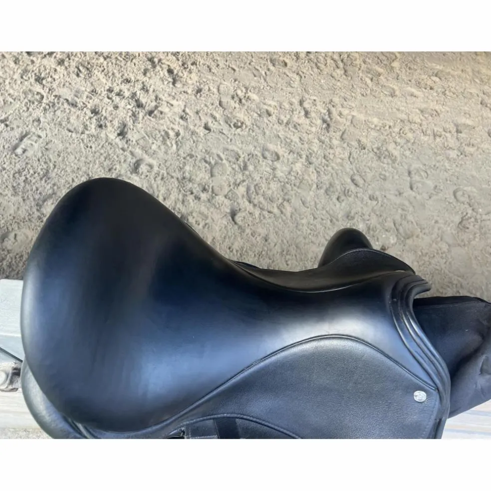 Selle de dressage Custom Saddlery 17,5