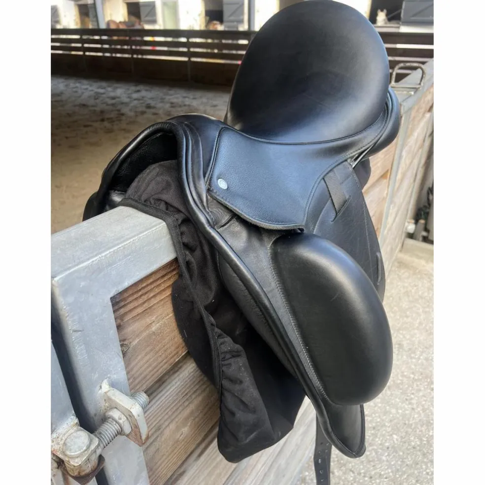Selle de dressage Custom Saddlery 17,5
