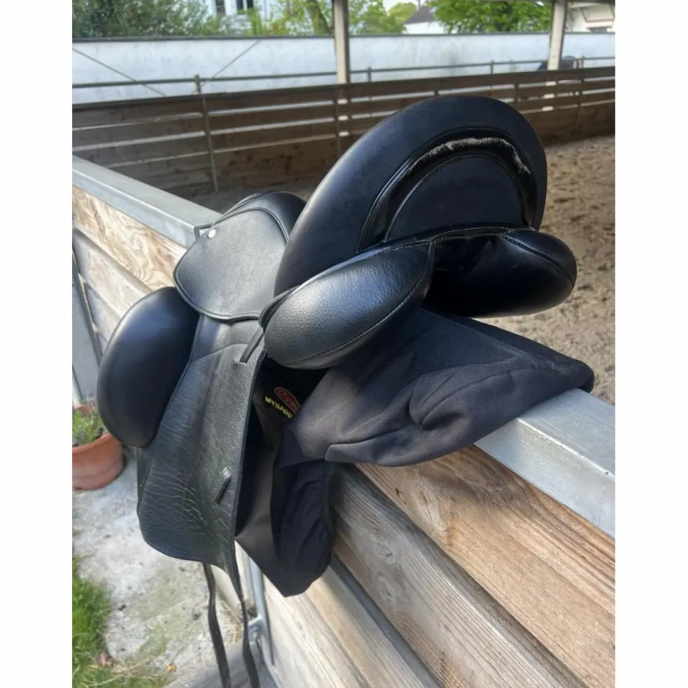 Selle de dressage Custom Saddlery 17,5