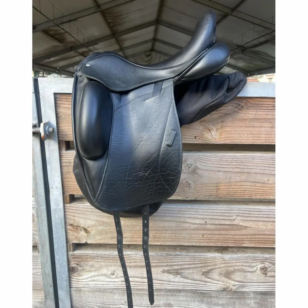 Selle de dressage Custom Saddlery 17,5