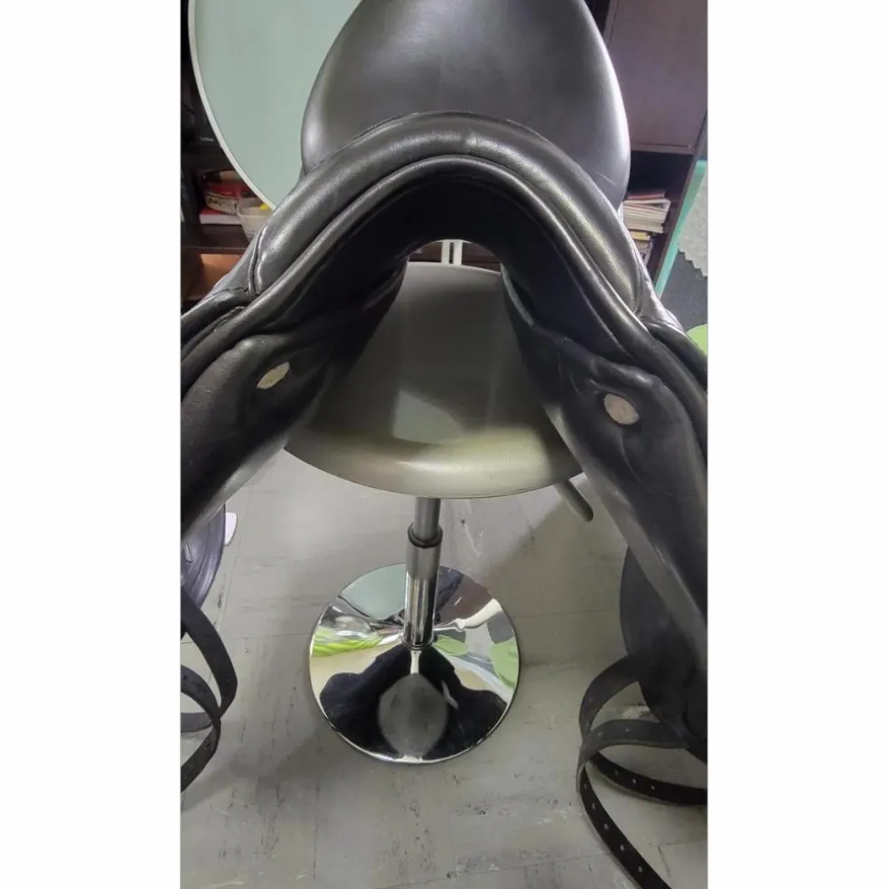 Selle de dressage CWD 17" SE08 Noir monoquartier