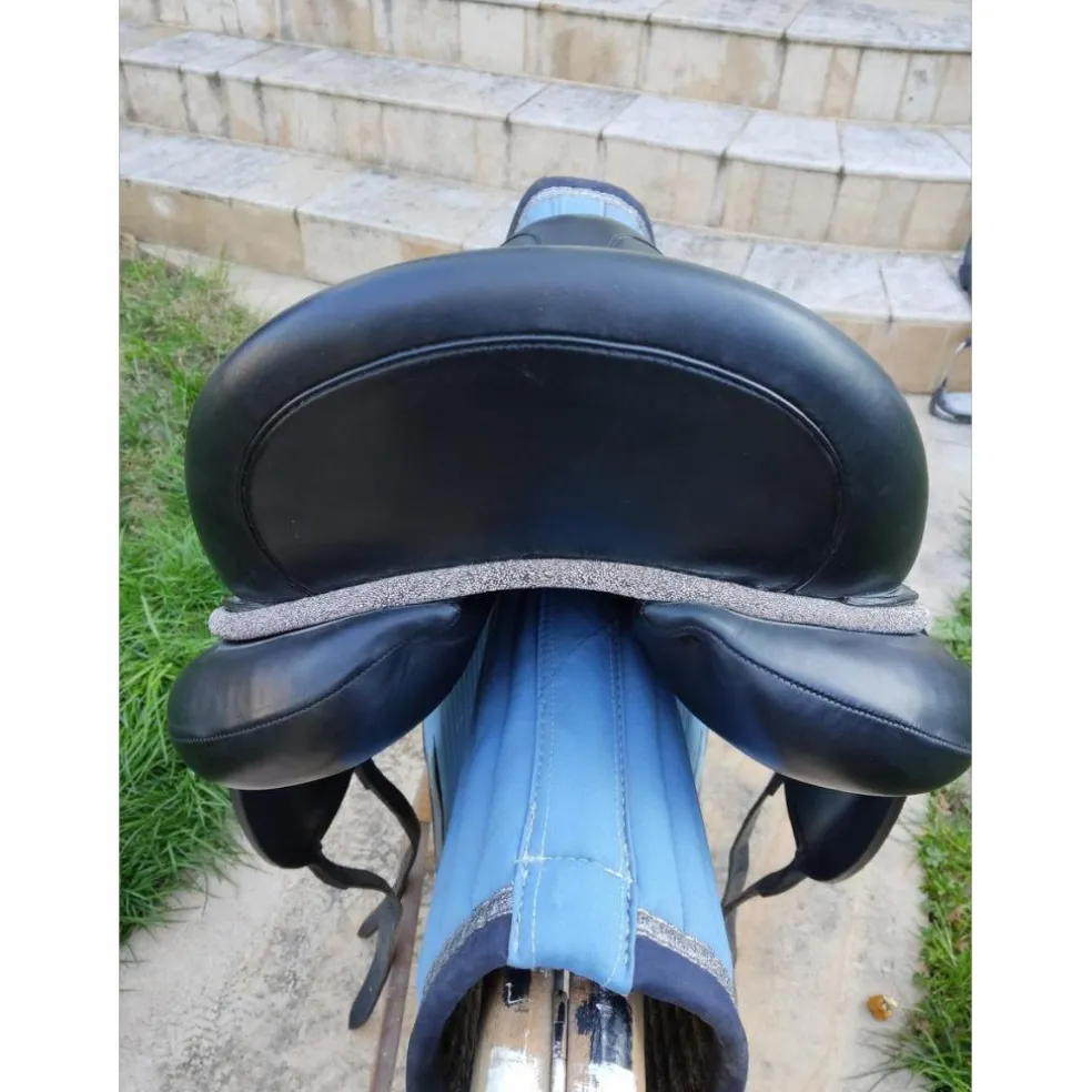 Selle de dressage devoucoux noire makila lab E de 2022, avec une bande Swarovski