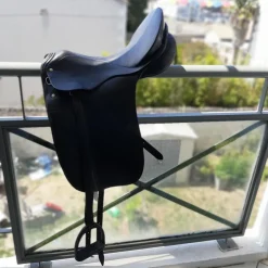Selle de dressage et bride en cuir noir