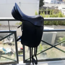 Selle de dressage et bride en cuir noir