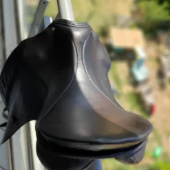 Selle de dressage et bride en cuir noir