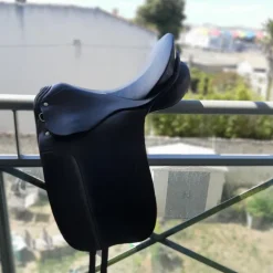 Selle de dressage et bride en cuir noir