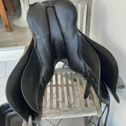 Selle de dressage et bride en cuir noir