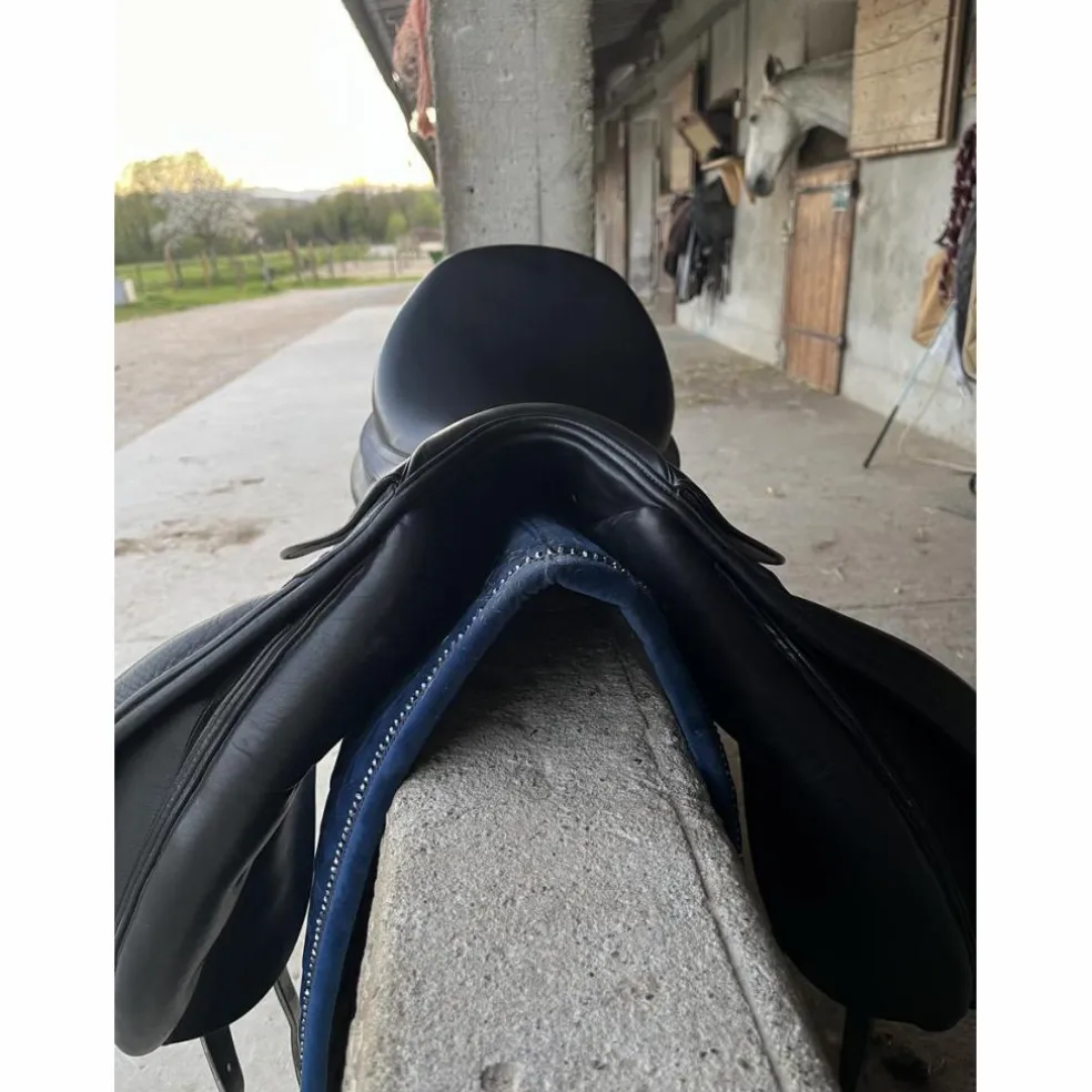 Selle de dressage Ikonic 17pouces