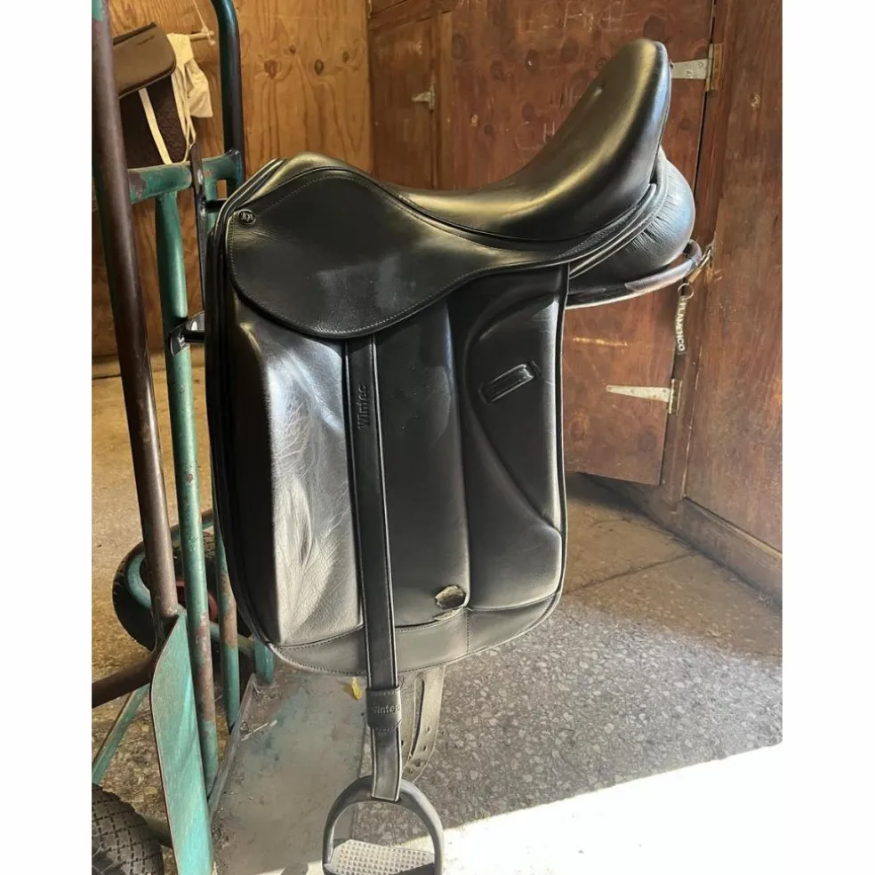 Selle de dressage monoquartier noire 16,5