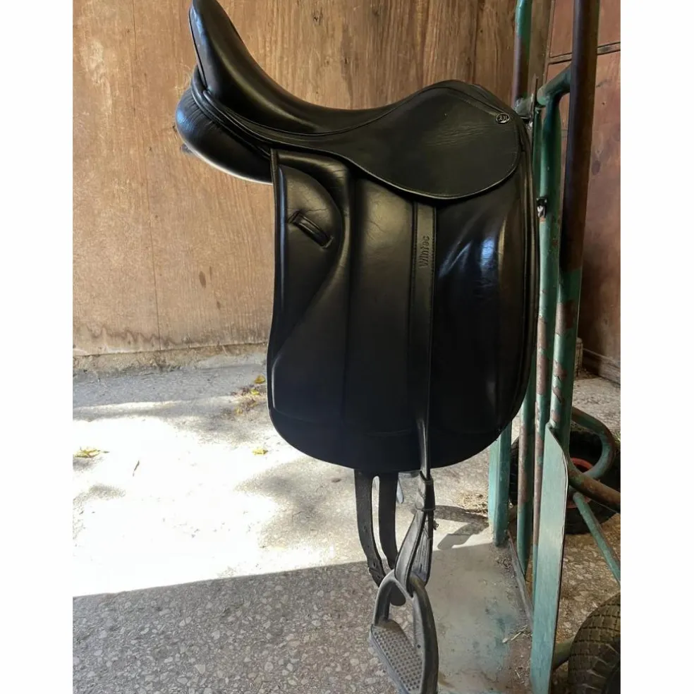 Selle de dressage monoquartier noire 16,5