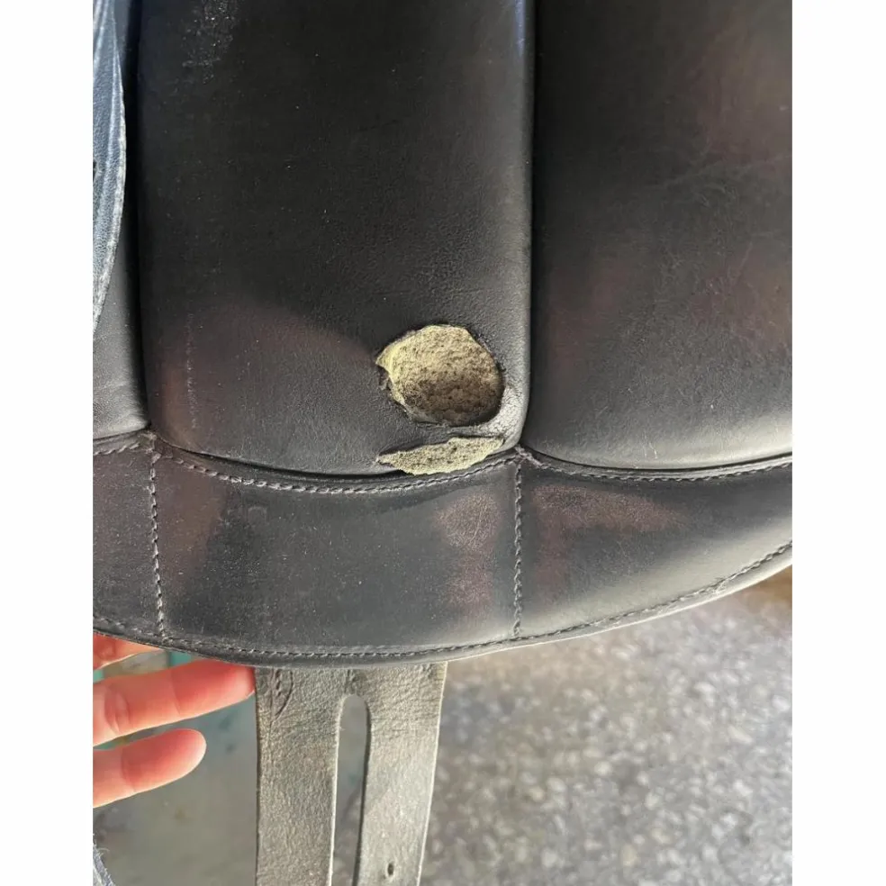 Selle de dressage monoquartier noire 16,5