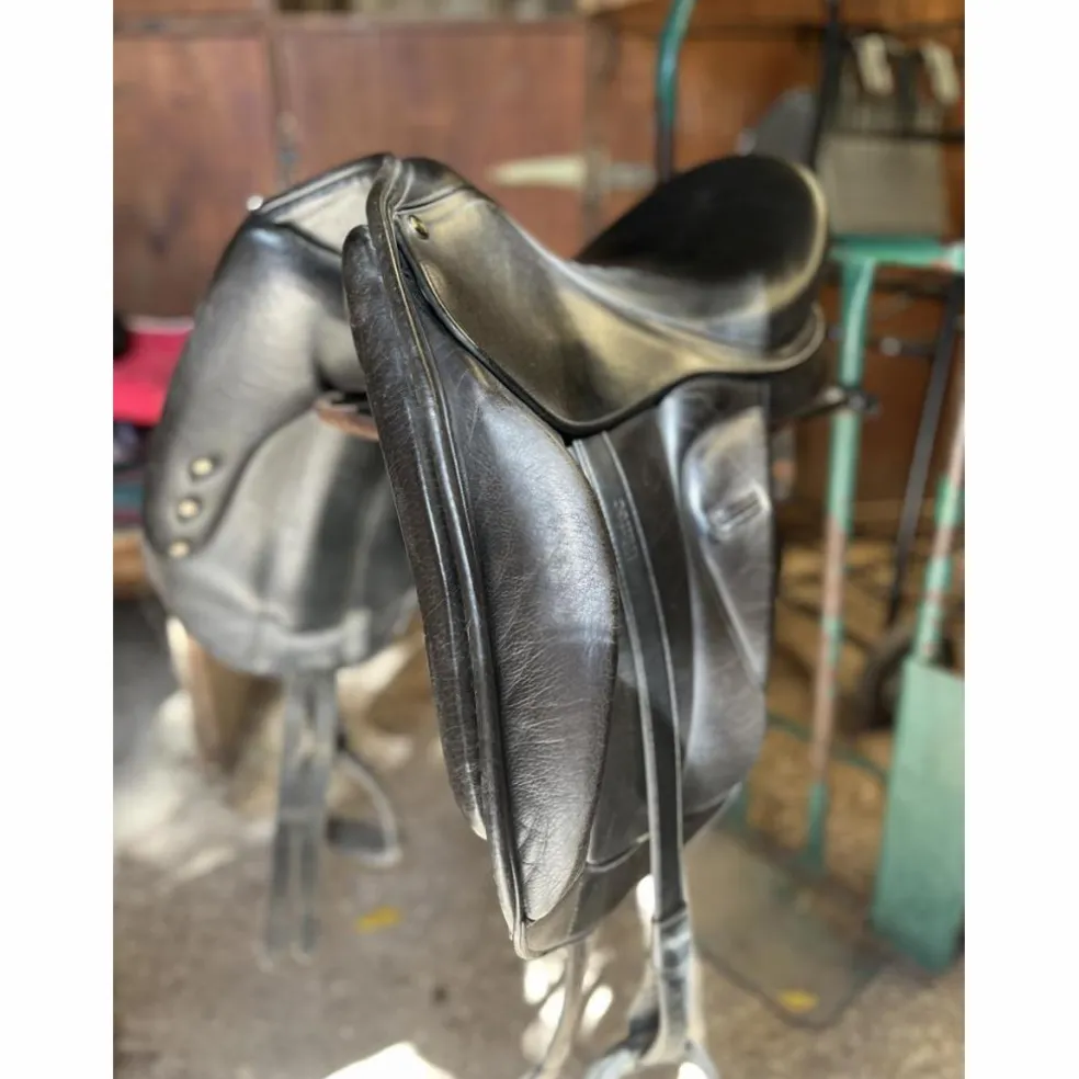Selle de dressage monoquartier noire 16,5