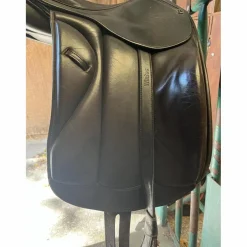 Selle de dressage monoquartier noire 16,5
