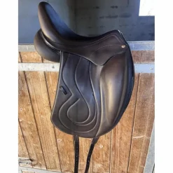 Selle de dressage noire 2022