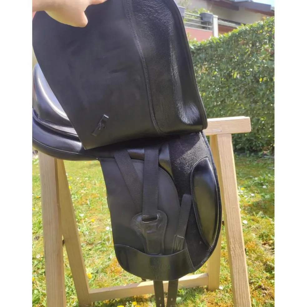 Selle de dressage Omega Line 17"