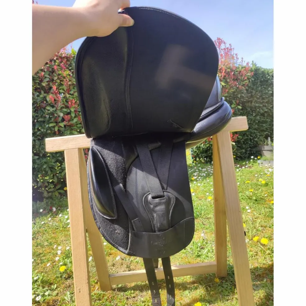 Selle de dressage Omega Line 17"