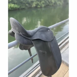 Selle de dressage synthétique 17 pouces