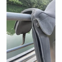Selle de dressage synthétique 17 pouces