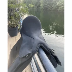 Selle de dressage synthétique 17 pouces