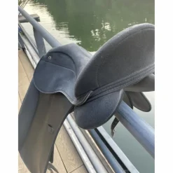 Selle de dressage synthétique 17 pouces