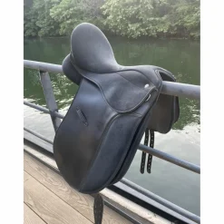 Selle de dressage synthétique 17 pouces