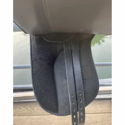 Selle de dressage synthétique 17 pouces