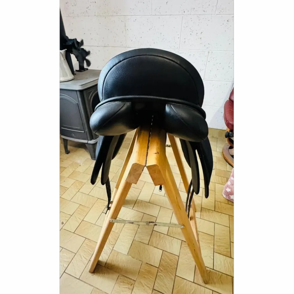 Selle de dressage Waldhaussen noire 17.5 synthétique
