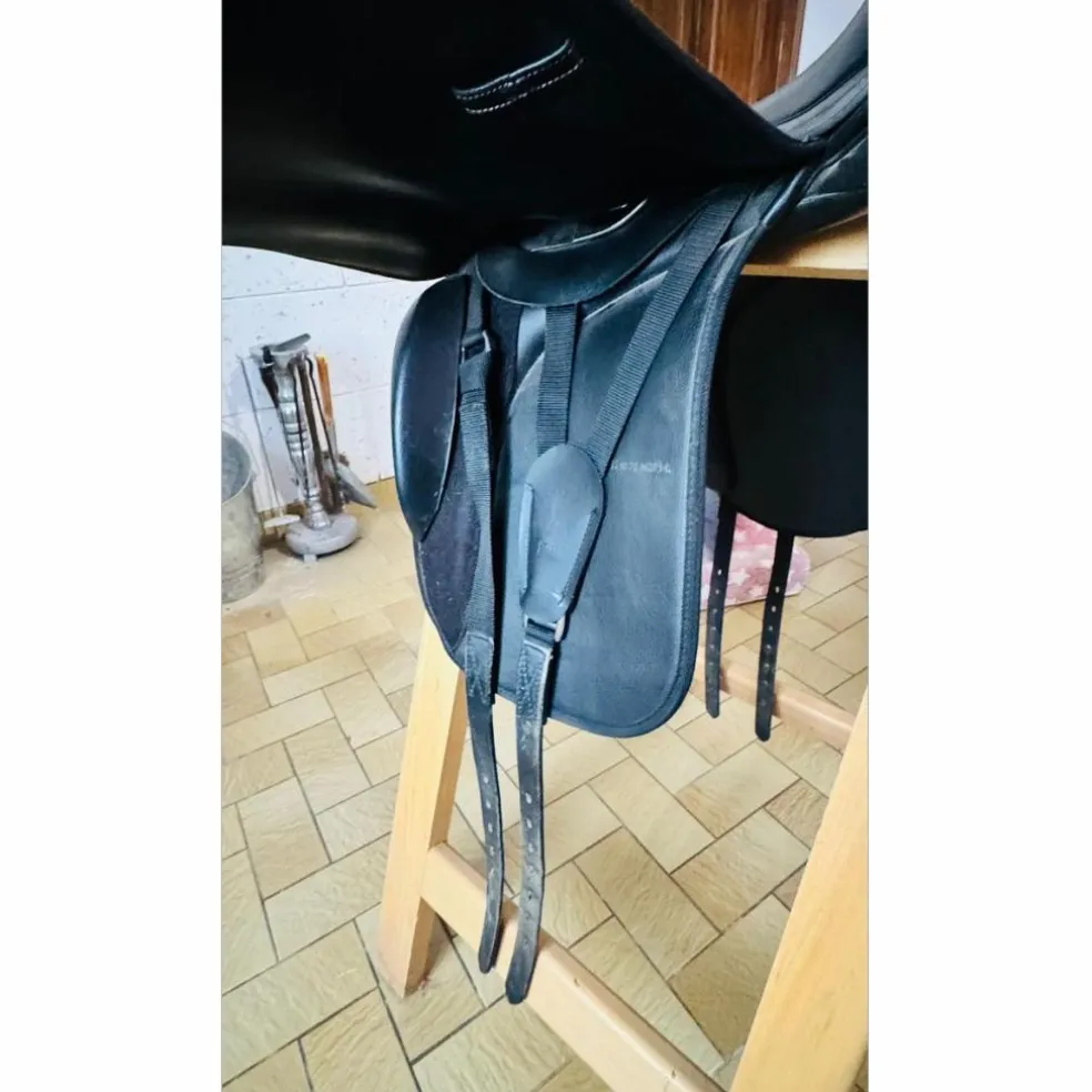 Selle de dressage Waldhaussen noire 17.5 synthétique
