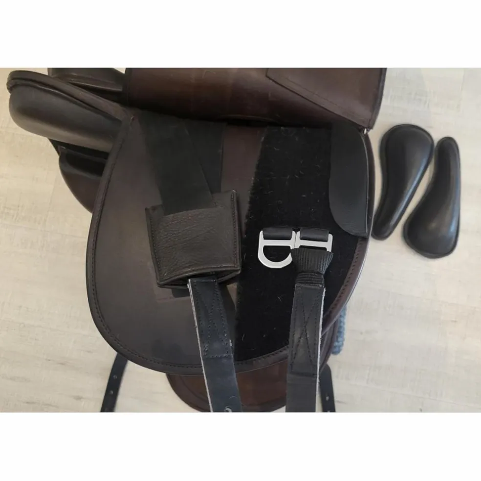 Selle dressage arçon cuir Hidalgo Modèle Chicago 18"