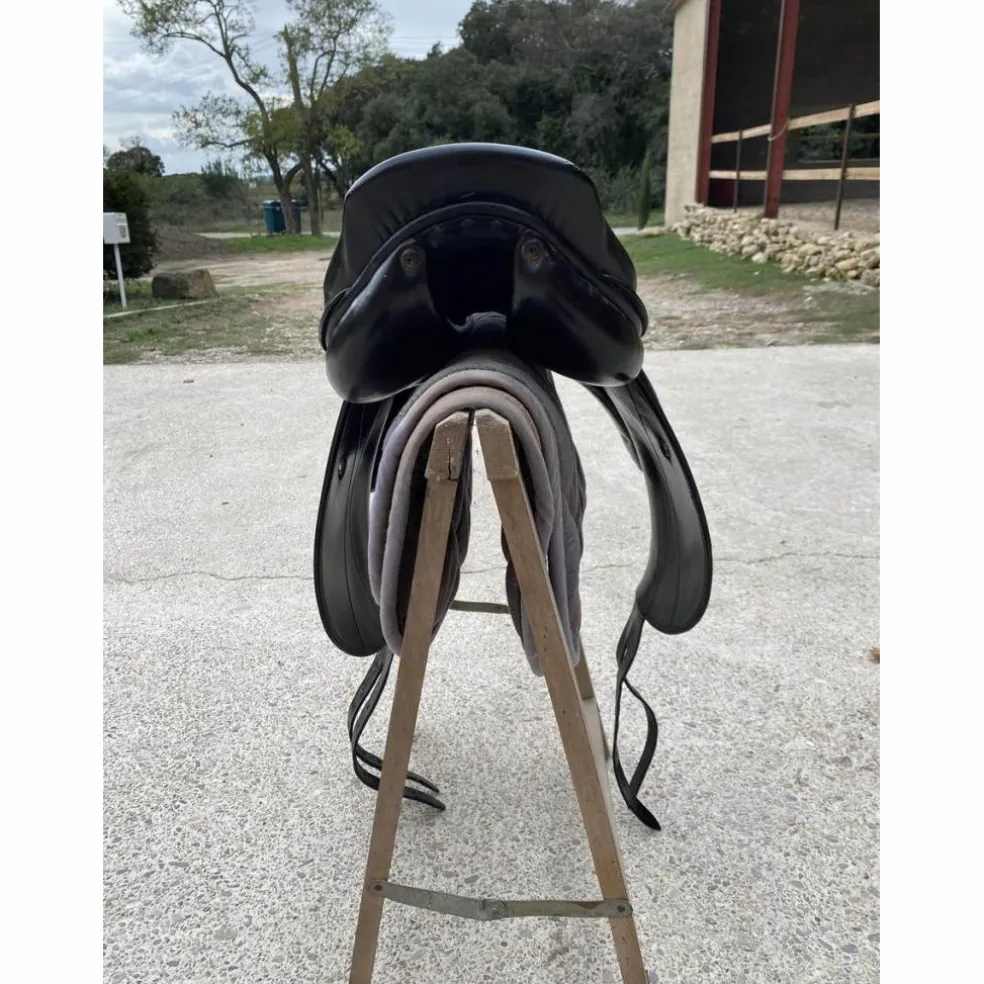 Selle dressage forestier modèle Saumur taille 17,5
